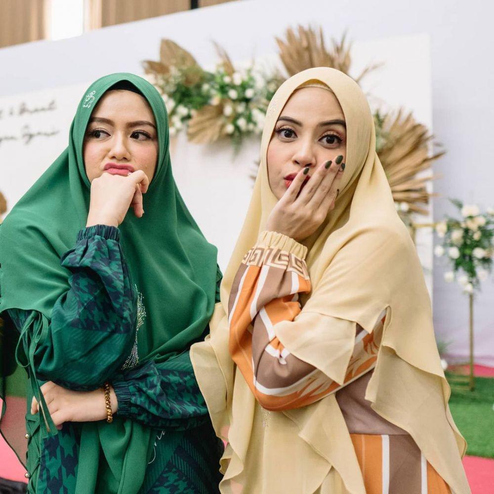 16 Tahun Bersama, 10 Potret Persabatan Tika dan Tiwi eks T2