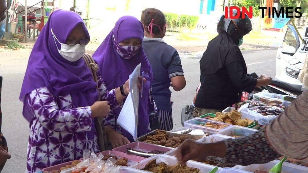 petugas mengambil sampel makanan dari penjual takjil. IDN Times/ Bramanta Pamungkas