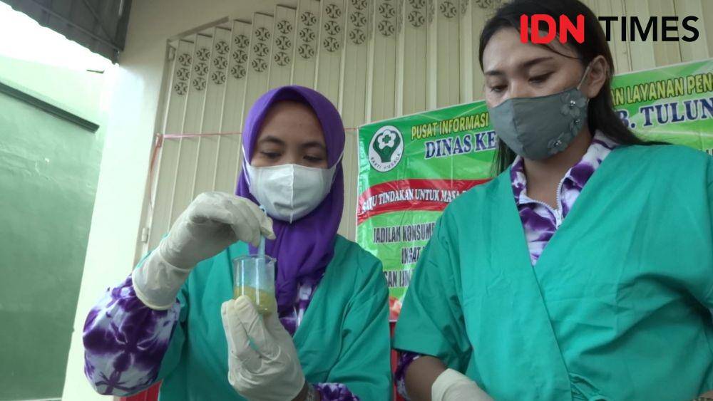 Petugas memeriksa sampel makanan yang mengandung zat berbahaya. IDN Times/ Bramanta Pamungkas