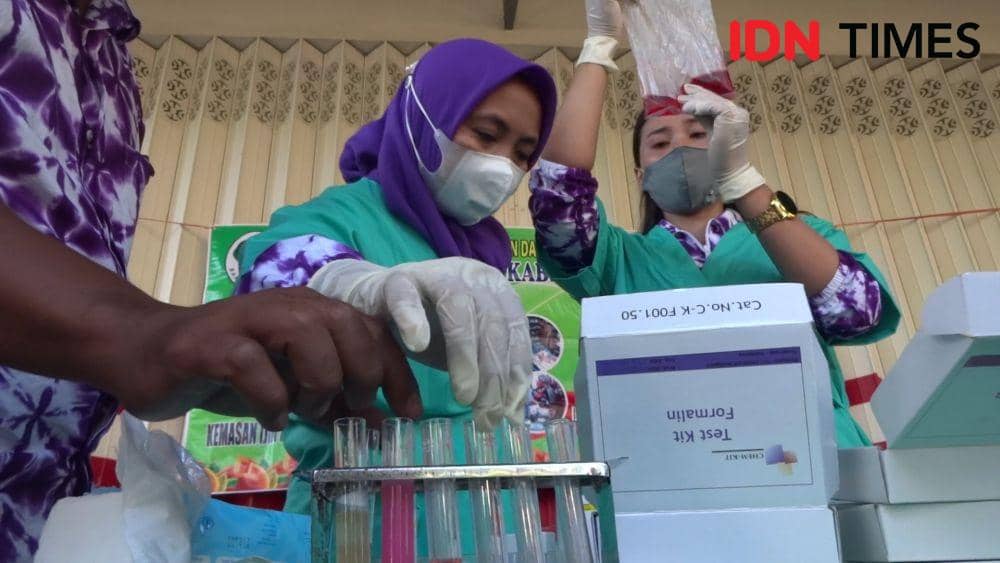 Petugas memeriksa sampel makanan yang mengandung zat berbahaya. IDN Times/ Bramanta Pamungkas