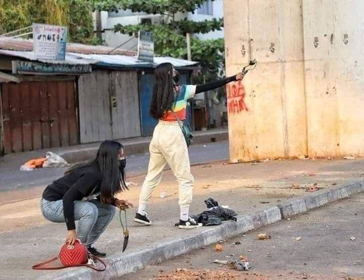 Aktivis perempuan anti-kudeta Myanmar melawan kekuatan militer dengan ketapel (Twitter.com/Ei Thinzar Maung)
