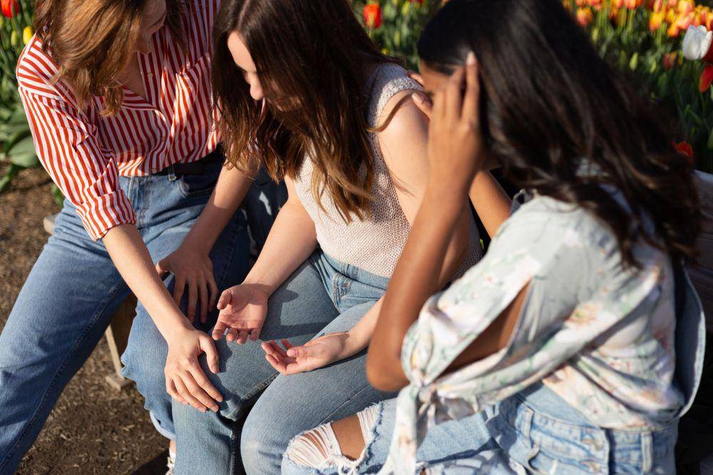ilustrasi seseorang yang memberi saran (unsplash.com/Priscilla Du Preez)