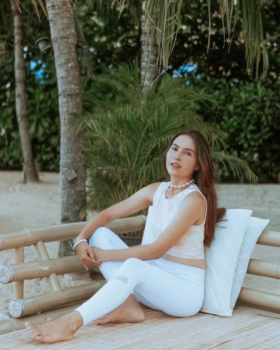 10 Potret Manis Olivia Jensen Memakai Outfit Putih, Elegan Banget!