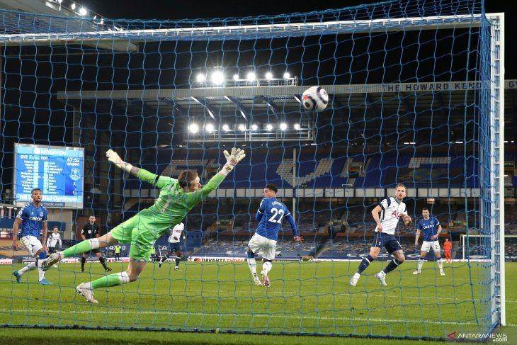 Pemain Tottenham Hotspur Harry Kane (kanan) mencetak gol ke gawang Everton dalam laga lanjutan Liga Inggris di Goodison Park, Liverpool, Inggris, Jumat (16/4/2021). Laga itu berakhir imbang 2-2. ANTARA FOTO/Pool via REUTERS/Clive Brunskill