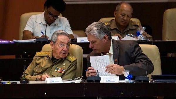 Pemimpin partai Komunis Kuba, Raul Castro, dan Presiden Kuba, Miguel Diaz-Canel. (Twitter.com/HelenYaffe)