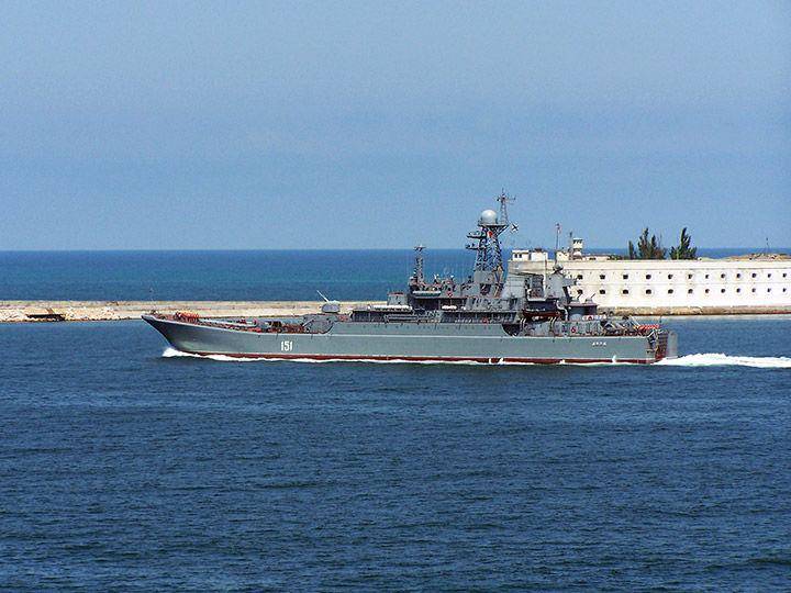 Kapal Pengangkut kelas Ropucha di Laut Azov. kchf.ru