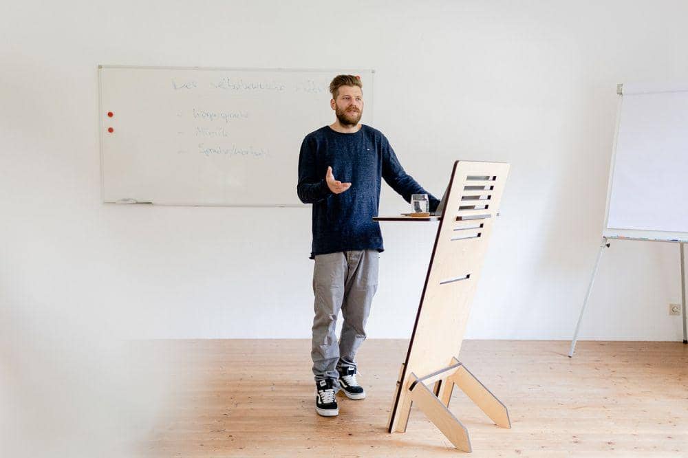 5 Manfaat Standing Desk bagi Kesehatan, Tinggalkan Meja Konvensional!