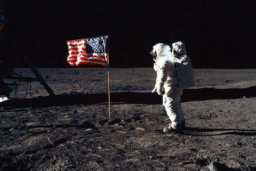 Astronaut Buzz Aldrin mengibarkan bendera AS di permukaan Bulan dalam misi Apollo 11. (unsplash.com/NASA)