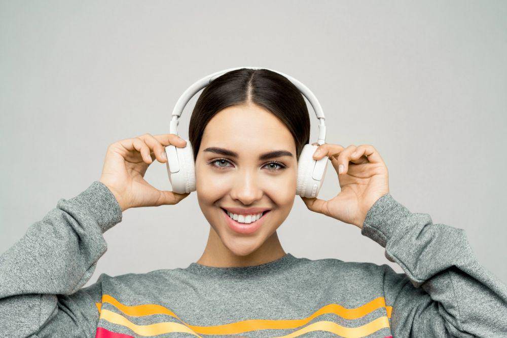 ilustrasi perempuan mendengarkan musik (Pexels.com/Sound On)