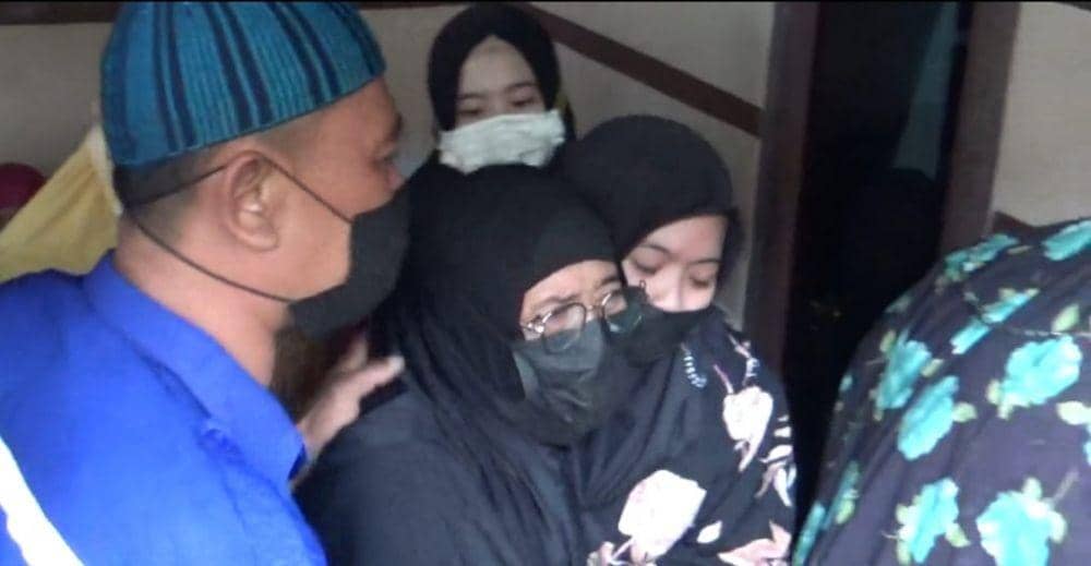 Jenazah RR disambut isak tangis keluarga saat diantarkan ke rumah duka di Balikpapan (Dok.IDN Times/Hilmansyah)