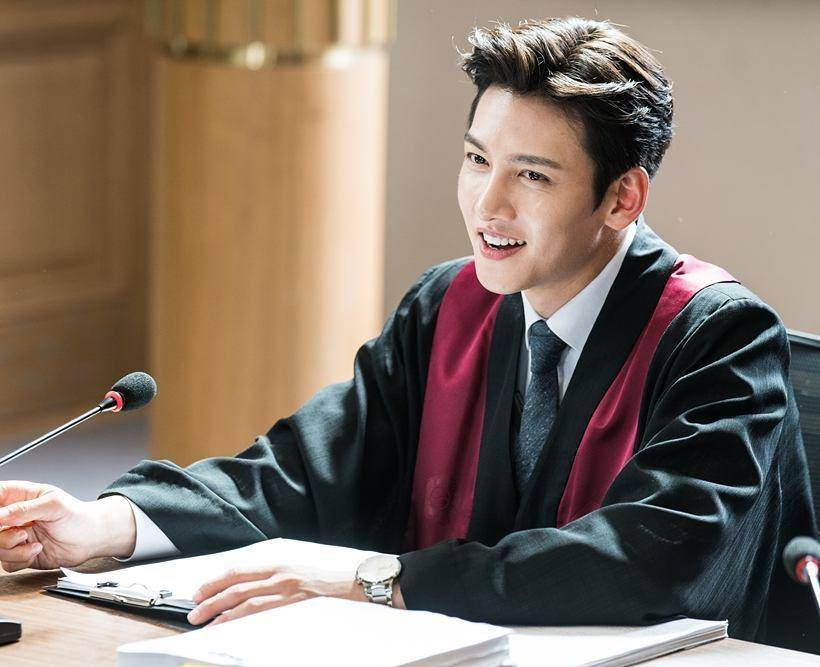 Ji Chang Wook sebagai jaksa di Suspicious Partner (instagram.com/suspiciouspartner_sbs)
