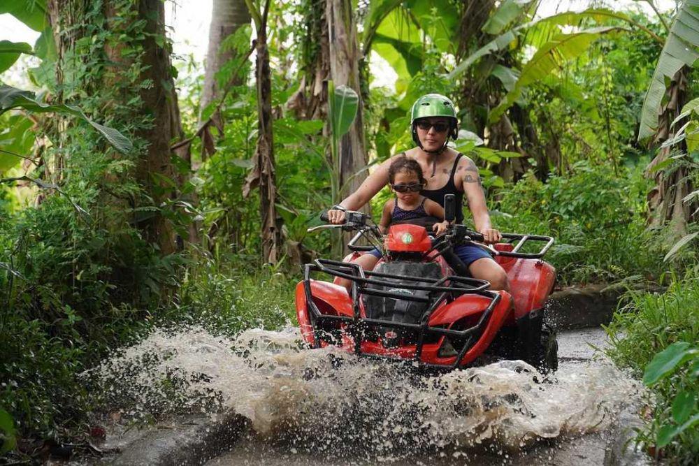 10 Momen Quality Time Seru Poppy Sovia dan Anaknya, Main ATV Bareng!