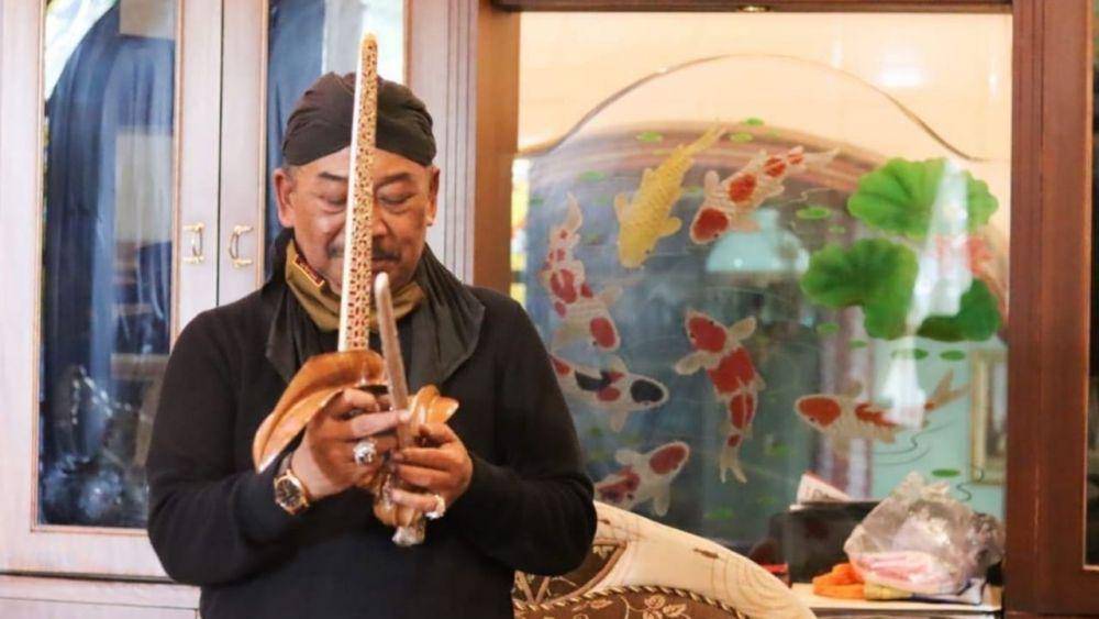 Gus Fatchur menunjukkan salah satu pusaka keris koleksinya. Instagram.com/Fatchur Rohman65