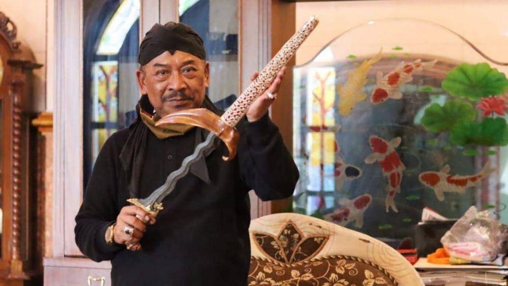 Gus Fatchur menunjukkan salah satu pusaka keris koleksinya. Instagram.com/Fatchur Rohman65