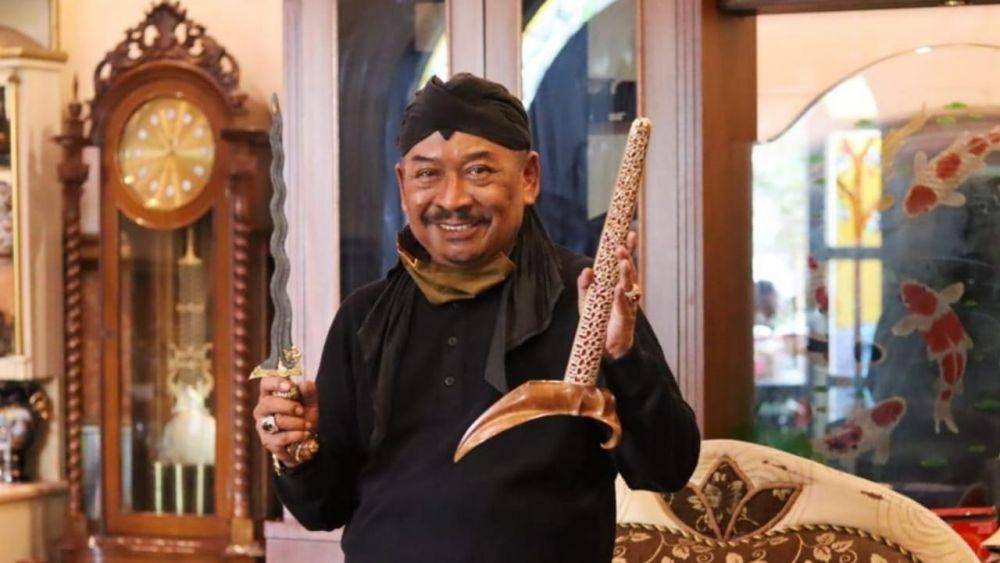 Gus Fatchur menunjukkan salah satu pusaka keris koleksinya. Instagram.com/Fatchur Rohman65