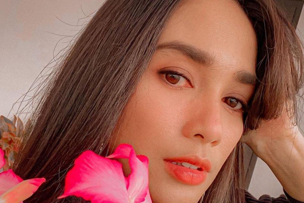 10 Potret Selfie Ussy Sulistiawaty yang Penuh Pesona, Bak Remaja!