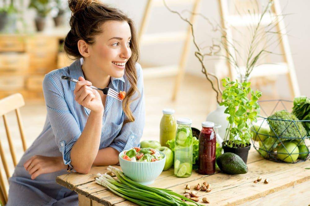 Seorang perempuan memakan makanan organik. (viralrang.com)