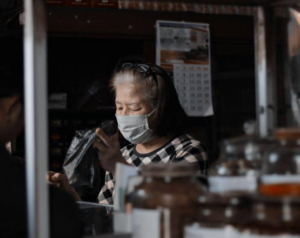 Ilustrasi penjual toko memakai masker