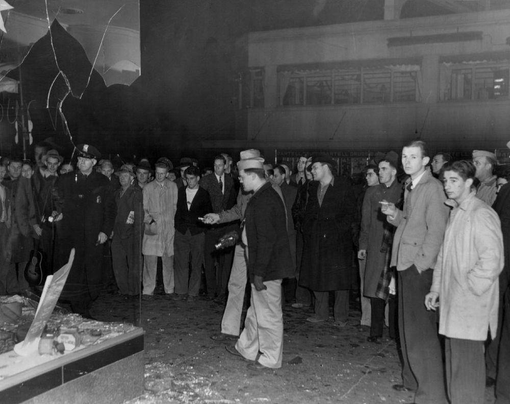 Sekelompok orang merusak toko yang masih menyalakan lampu di Seattle pada 1941. (seattletimes.com)
