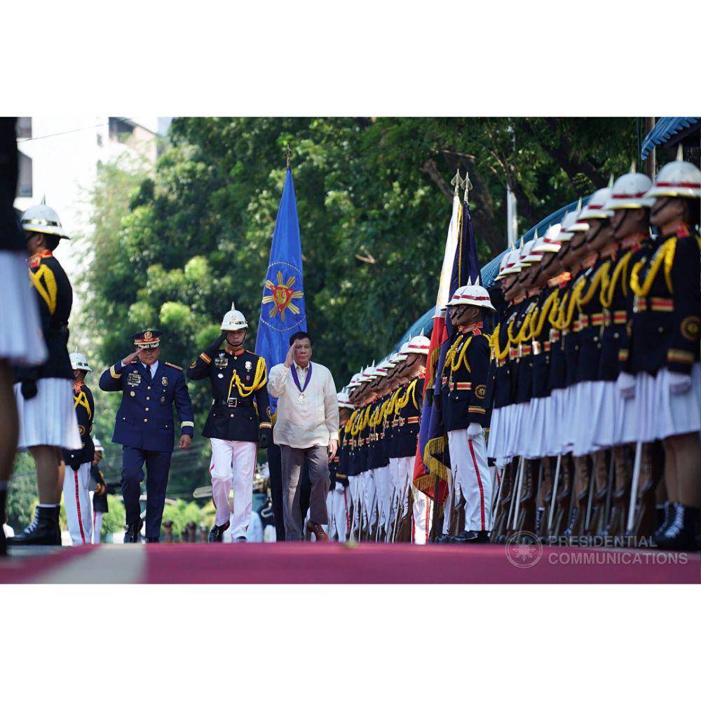 Rodrigo Duterte memberi hormat kepada barisan pasukan polisi Filipina (Instagram.com/rodyduterteofficial)