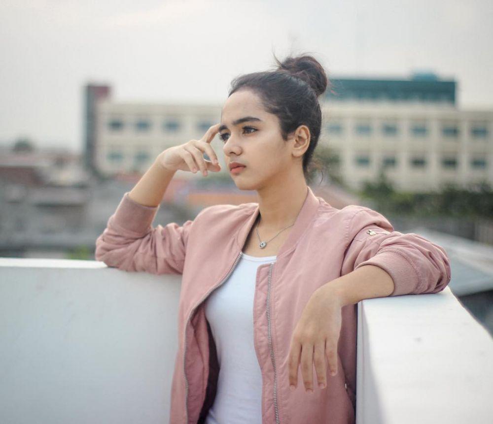 10 Potret Manis Dianda Sabrina Memakai Outfit Pink, Memesona Banget!