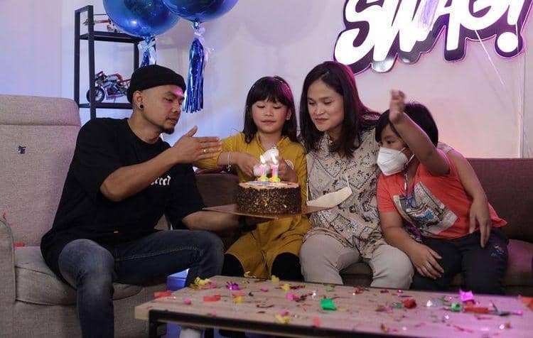Anniversary ke-11, Potret Romantis Wendi dan Istri Bak Pengantin Baru
