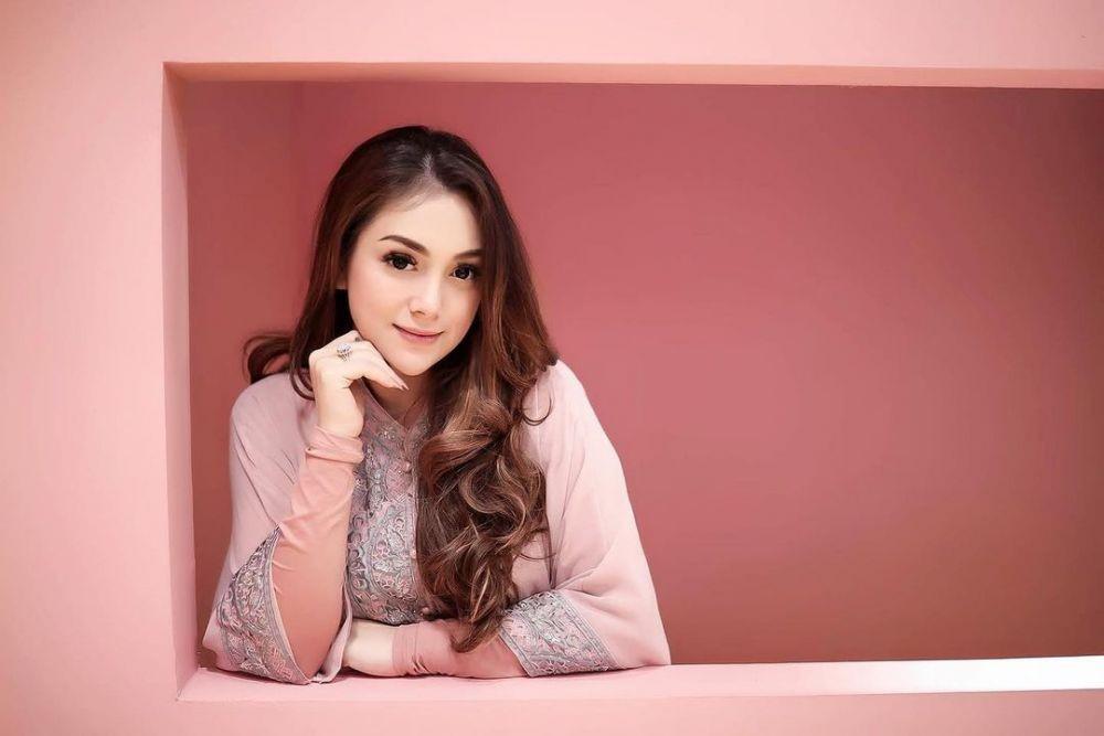 10 Potret Anggun Celine Evangelista saat Pakai Baju Kaftan