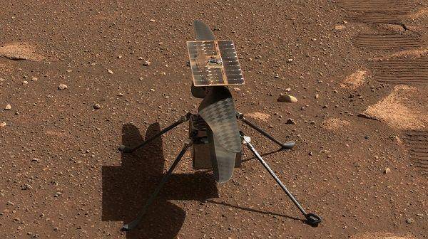 Helikopter Ingenuity yang digunakan oleh NASA untuk menjalankan misi luar angkasa di planet Mars. (Twitter.com/Gizmodo)
