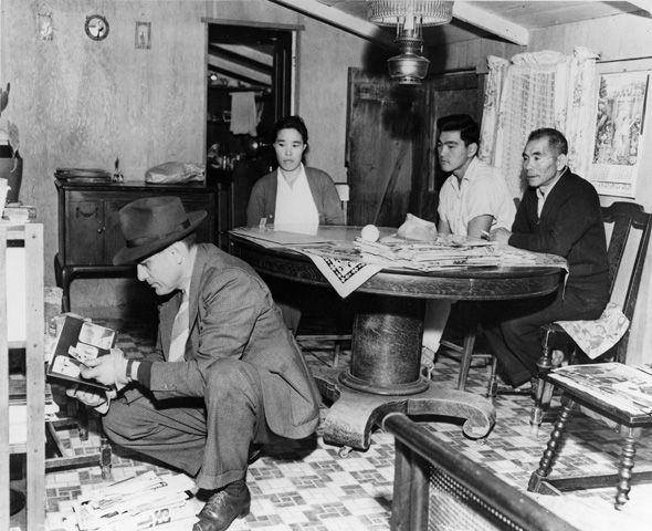 Seorang petugas FBI menggeledah rumah keluarga Jepang-Amerika pada 1941. (amhistory.si.edu)