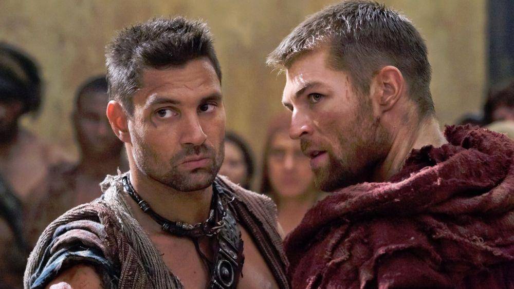 Adegan Crixus dan Spartacus dalam film Spartacus: Vengeance. (fanpop.com)