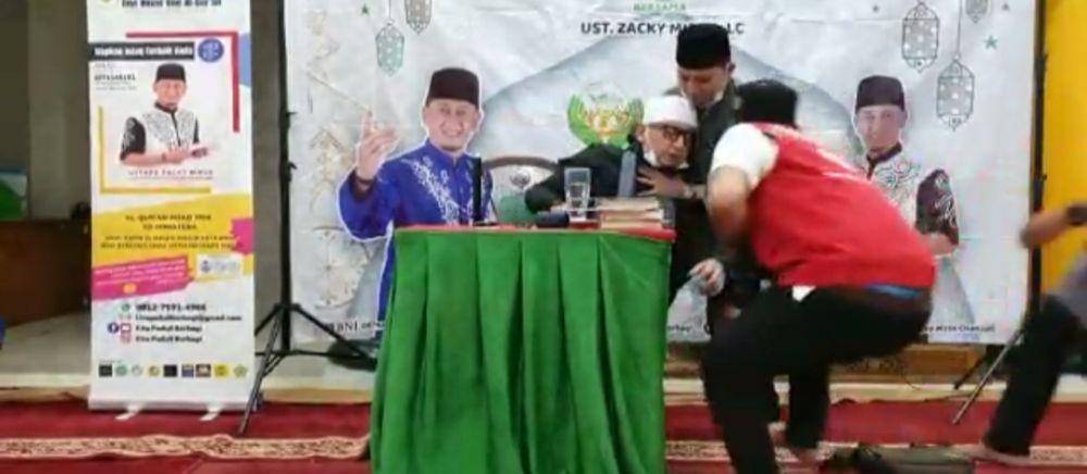 Tangkapan layar dari vidio yang beredar di WhatsApp, Ustaz Zacky Mirza Ambruk saat isi Tausiah Di Kabupaten Siak, Riau (Dok.IDN Times/istimewa)