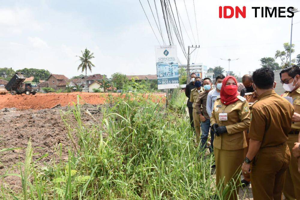 Wali Kota Bandar Lampung, Eva Dwiana meninjau langsung ke lokasi proyek (IDN Times/Silviana).