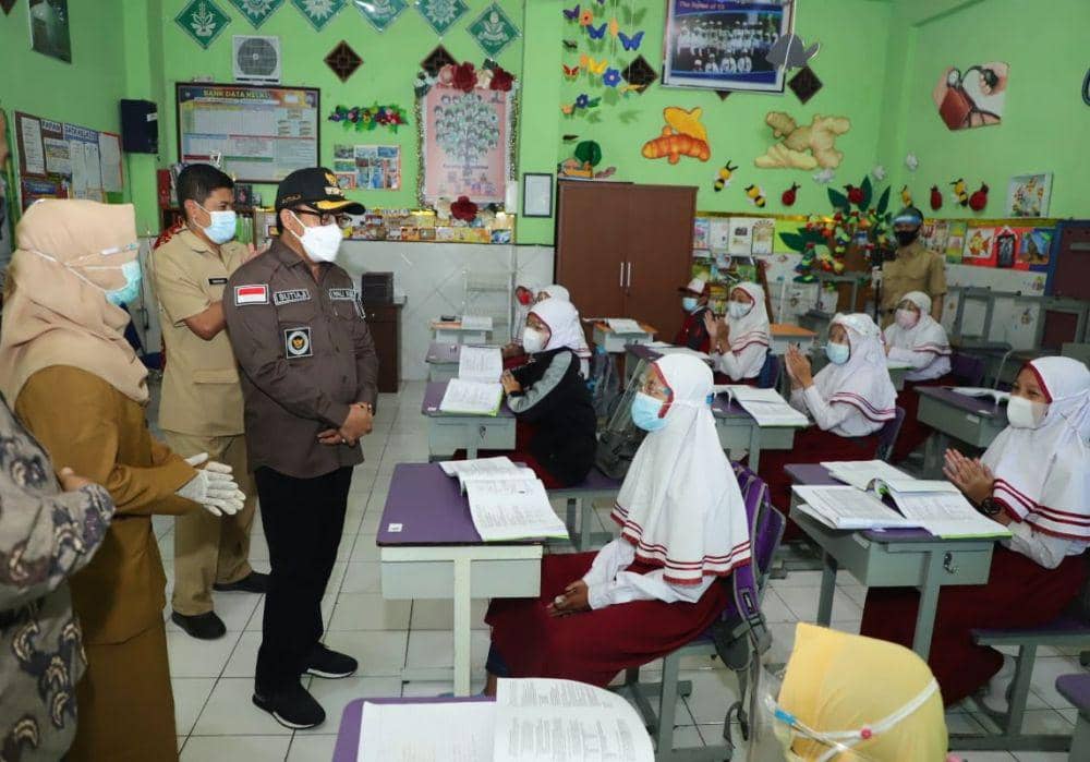 Sutiaji saat mengecek langsung proses kelas tatap muka di Kota Malang. Dok/Humas Pemkot Malang