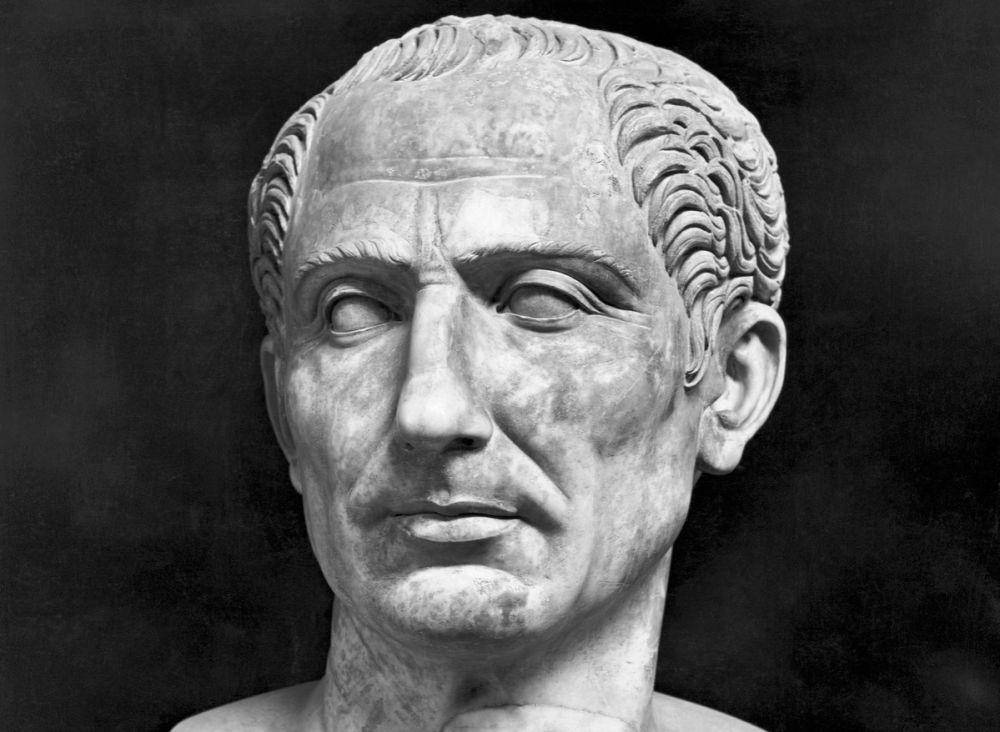 Patung Julius Caesar. (sizzlfy.com)