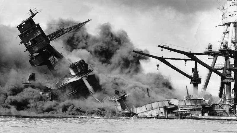 Salah satu kapal perang AS hancur saat insiden Pearl Harbor. (britannica.com)