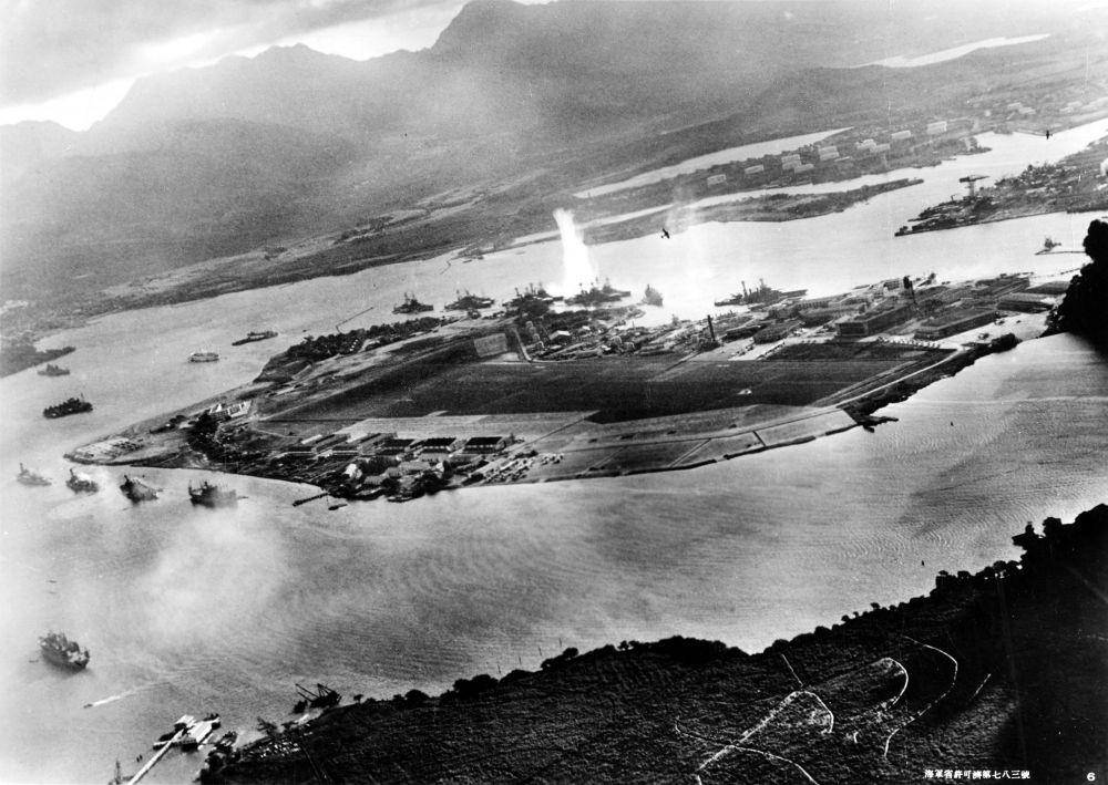pemandangan udara serangan Pearl Harbor dari pesawat tempur Jepang (wikimedia.org)