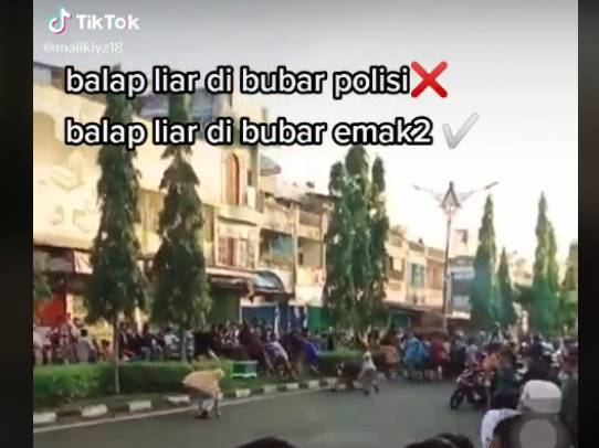 Viral emak-emak bubarkan balap liar. (TikTok.com/@malikiyz18)