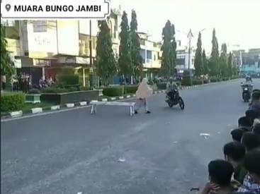 Viral emak-emak bubarkan balap liar. (TikTok.com/@malikiyz18)