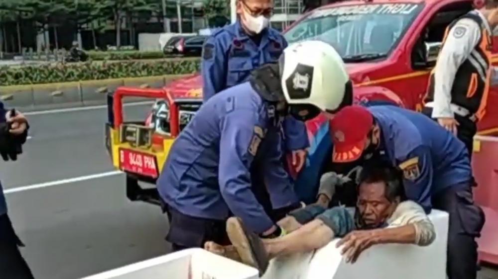 Waduh! Pria ODGJ Terjebak di Beton Pembatas Jalur Sepeda Sudirman