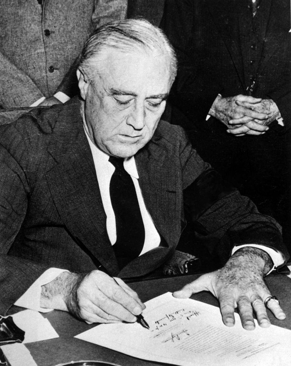 Presiden ke-32 AS, Franklin D. Roosevelt, menandatangani deklarasi perang terhadap Jepang, 8/12/1941. (wikimedia.org)