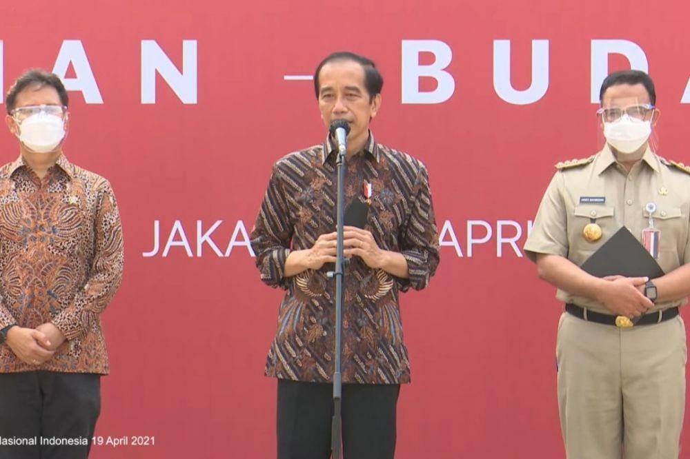 Presiden Jokowi tinjau vaksinasi massal seniman dan budayawan di Galeri Nasional Indonesia. (youtube.com/Sekretariat Presiden)