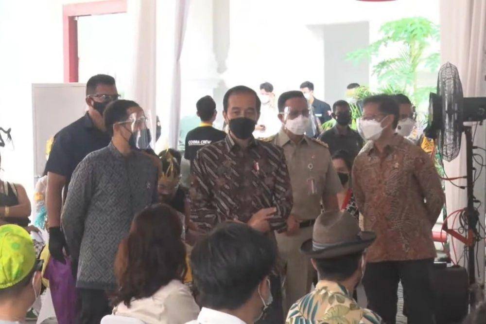 Presiden Jokowi tinjau vaksinasi massal seniman dan budayawan di Galeri Nasional Indonesia. (youtube.com/Sekretariat Presiden)