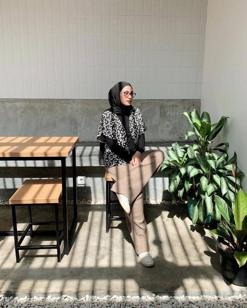 OOTD outer ala Helmi Nursifah. (instagram.com/helminursifah)