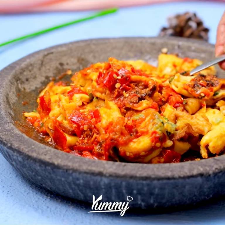 Telur dadar geprek sambal bawang (yummy.co.id)