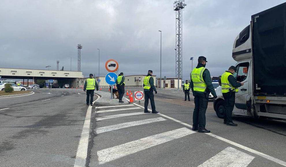 Petugas melakukan pemeriksaan di pintu perbatasan Portugal-Spanyol. (twitter.com/TribunadeAvila)