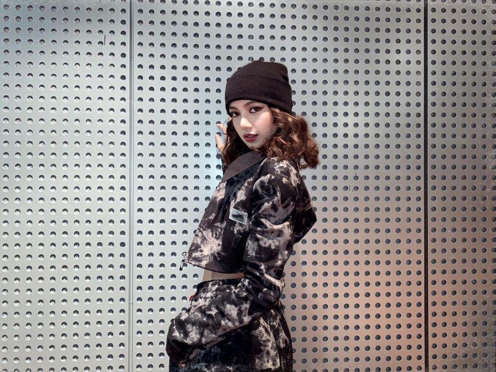Rumornya Debut Solo Juni, 9 Gaya Kece Lisa BLACKPINK dengan Topi