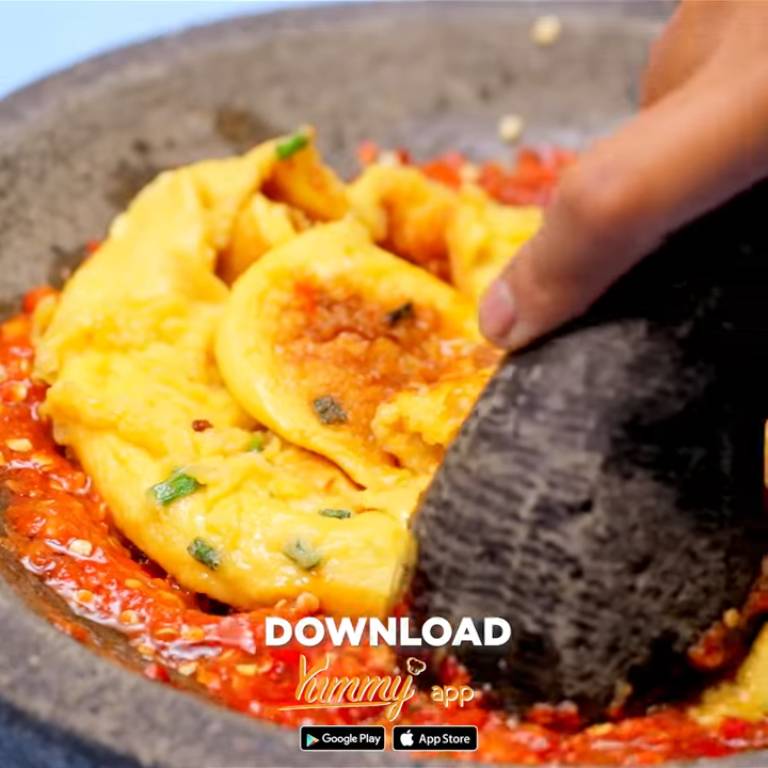 Telur dadar geprek sambal bawang (yummy.co.id)