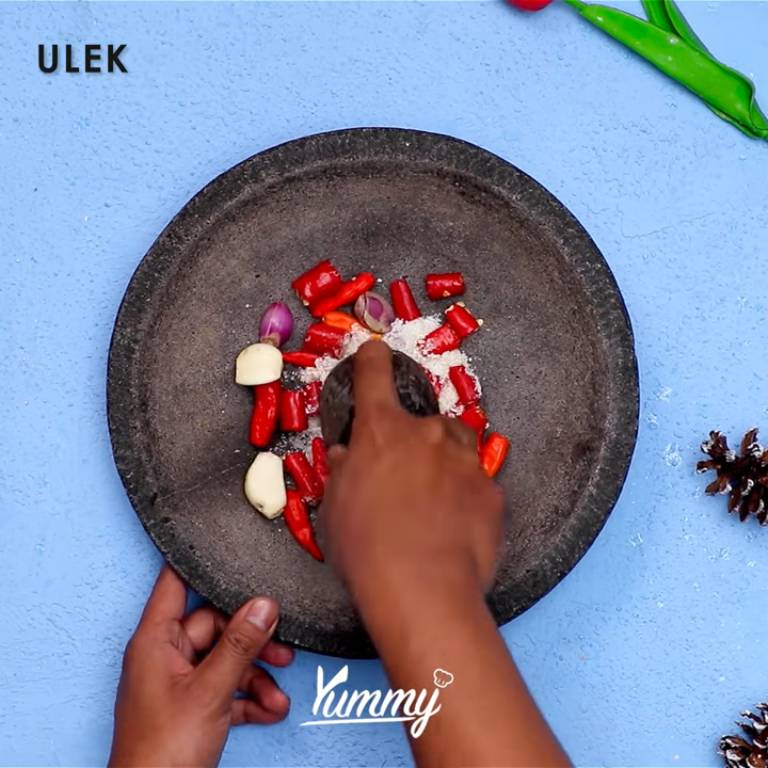 Mengulek cabai (yummy.co.id)