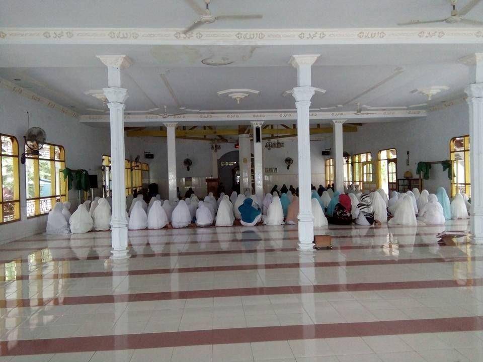Bagian dalam Masjid Jami' Tua Bua, salah satu masjid tertua Sulawesi Selatan yang berada di Kabupaten Luwu. (Dok. Pemerintah Desa Tana Rigella)