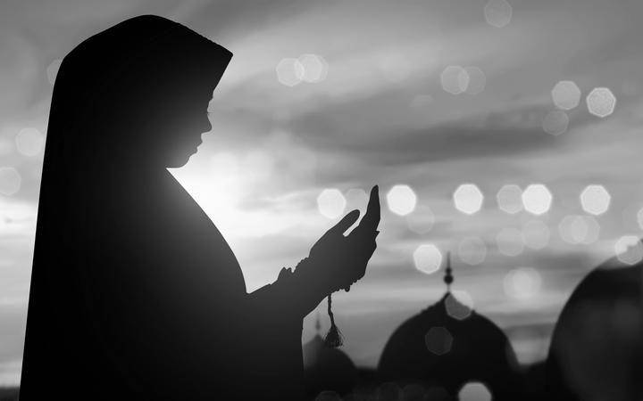 ilustrasi perempuan muslim berdoa (rnz.co.nz)